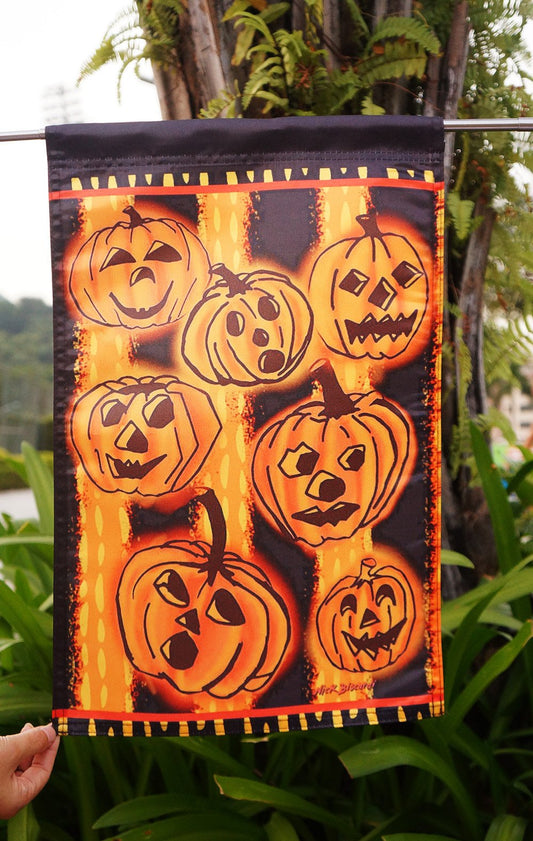Family garden Halloween pumpkins flag bunting, "18" x 12.5 "x 28 to 40 inches